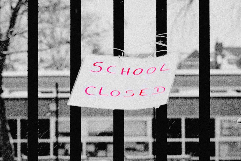 英国“关闭学校”命令实行首日即遇阻，家长威胁要起诉学校图3
