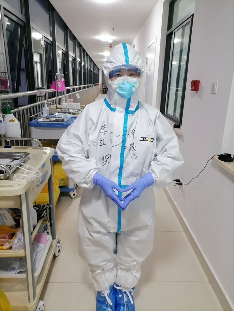 "我把你的名字写在防护服上!"援宜支援队女护士机场收获惊喜求婚