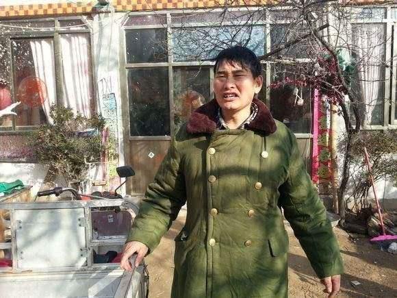 大衣哥年收入曝光,反遭网友一片骂声,村民踹门,有钱又咋了?