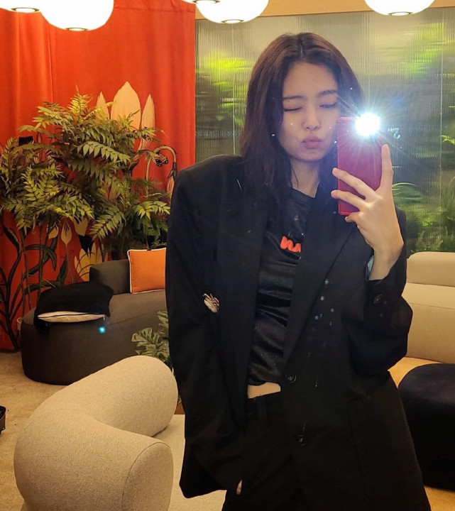 金智妮开闪光灯对镜自拍从不滤镜美颜的人间香奈儿就是如此的自信了
