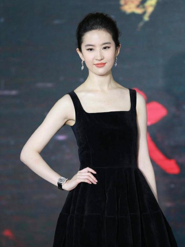 32岁刘亦菲真天仙,一袭丝绒小黑裙仙味十足,优雅又时尚!