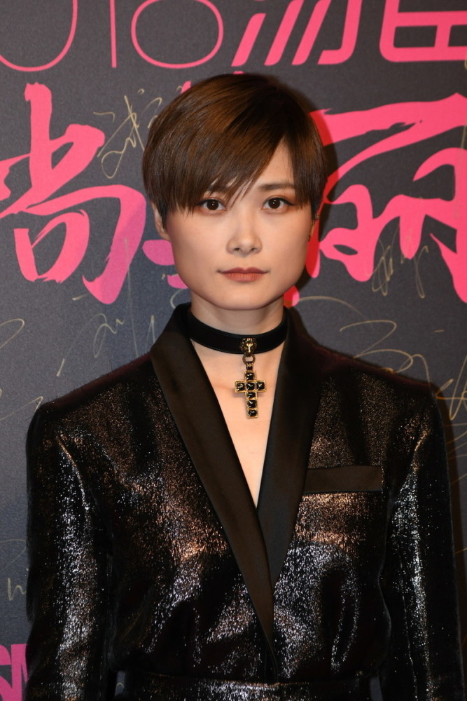 李宇春又美又飒，穿皮衣