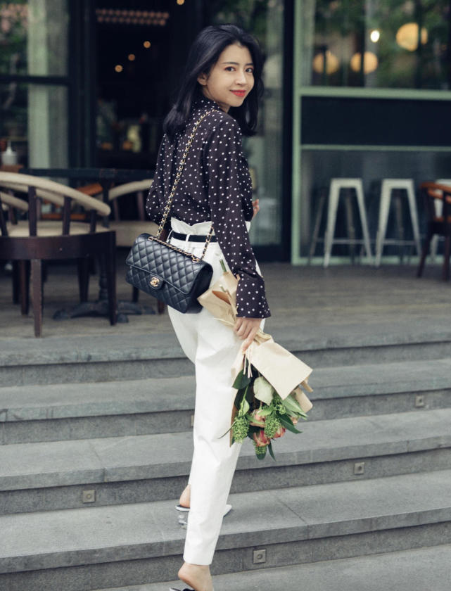 春季"女神博主"穿搭思路,波点衬衫搭配白色休闲裤,显高又显瘦