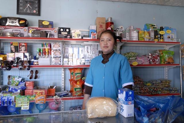 为何农民宁可绕远路去集镇,也不在村口小卖部买东西?你知道吗?