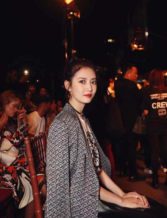90后的陈钰琪,以可柔可刚的形象,演绎出时尚力极强的穿搭风格