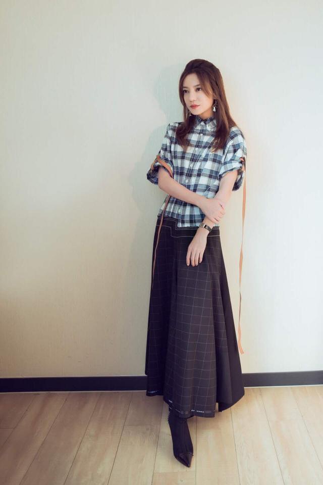 赵薇瘦身后颜值回春,中筒袜学院风太有少女感_腾讯新闻