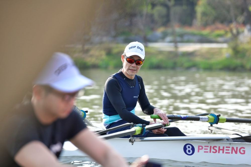 在宋夹城慢跑一周后,王石登上赛艇,率领赛艇队员下水训练.