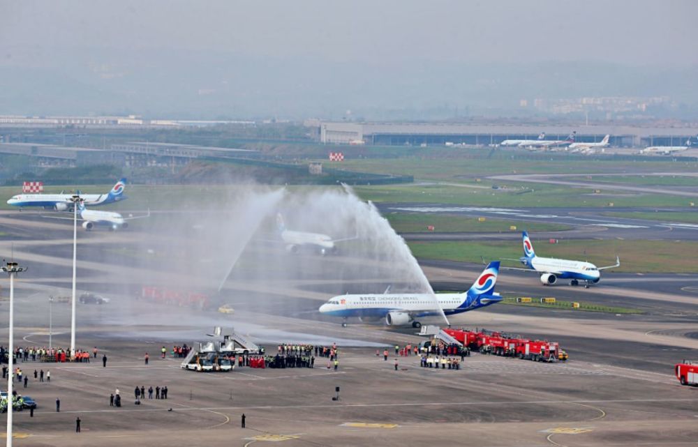 其中就有沙坪坝的30名"抗疫"战士 重庆机场派出超强保障阵容 8辆消防