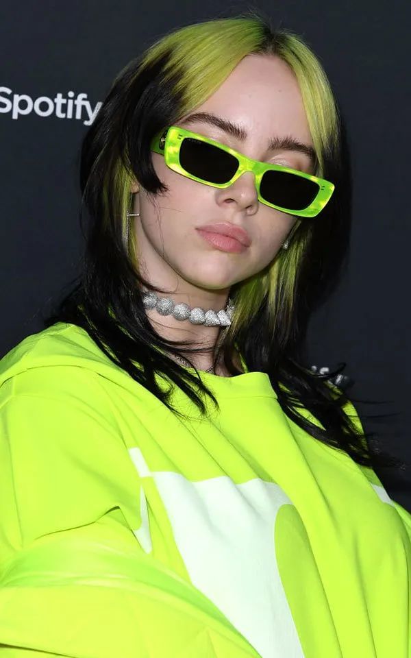 细看之下,"碧梨绿"并非只是一种特定的荧光色号,稍微冷一度,暖一度,都