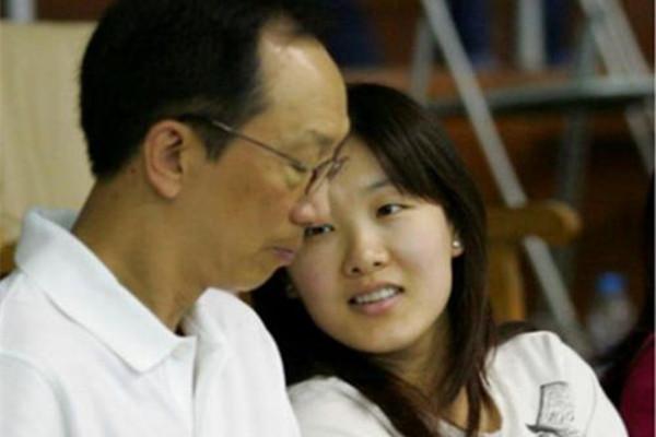 跳水女神伏明霞结婚5年生3个娃42岁的她要为68岁老公拼第4胎