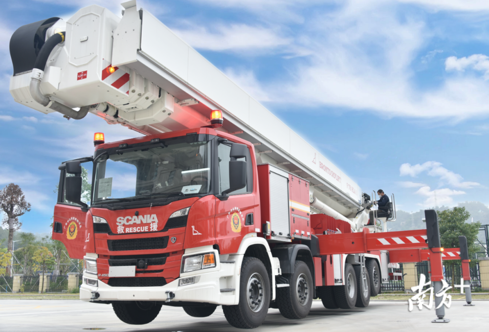 全市第一高中山78米登高平台消防车投入使用