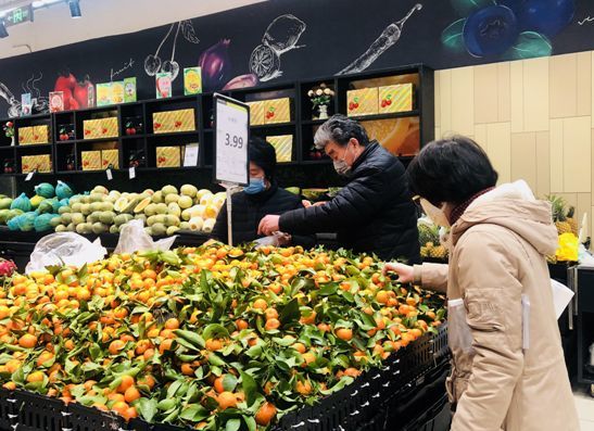 (市民在古槐街上的早餐店前排队买早餐)