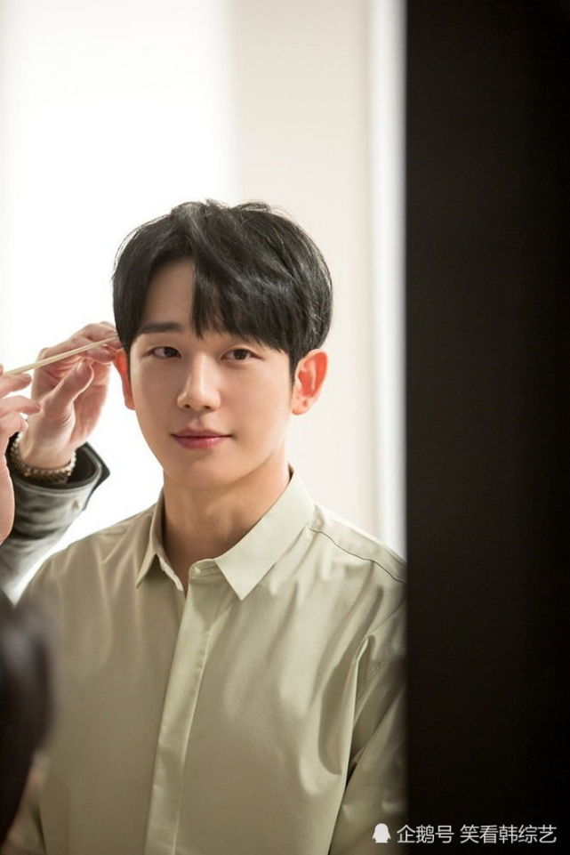 新剧《一半一半》公开丁海寅的拍摄现场,浓眉大眼特有的笑容打动女心