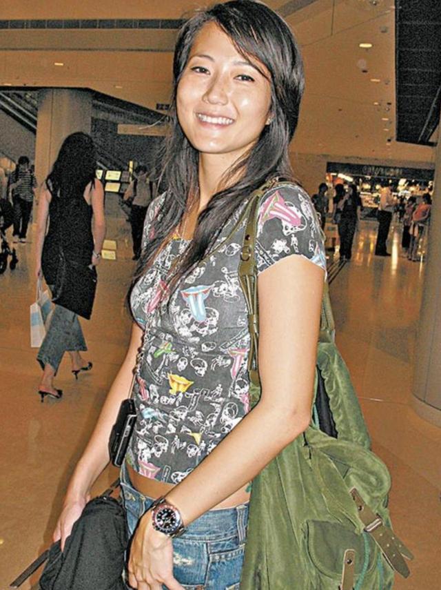 陈曜旻设灵第三任妻子送心形花牌意外曝光旧爱章小蕙未到场也不致意