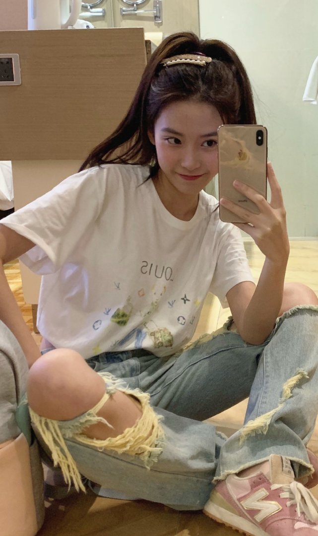 半藏森林为复出豁出去了,把t恤都绑成"炫腹装",这谁敢模仿?