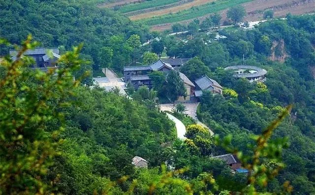 葛万村位于泽州县南岭乡东南部,是一个被青山绿野环抱的小山村,也是