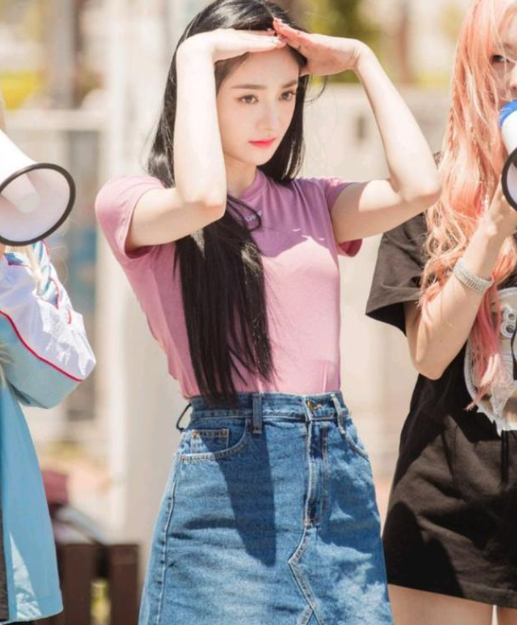 赵丽颖和周洁琼同框巴掌小脸抢镜状态好打闹说笑不受魔改影响