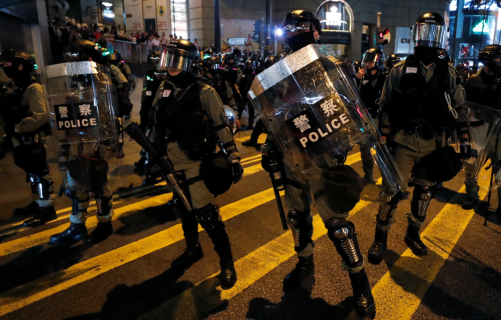 21日晚暴徒在合益路一带掷燃烧弹及纵火烧纸皮等,防暴警察