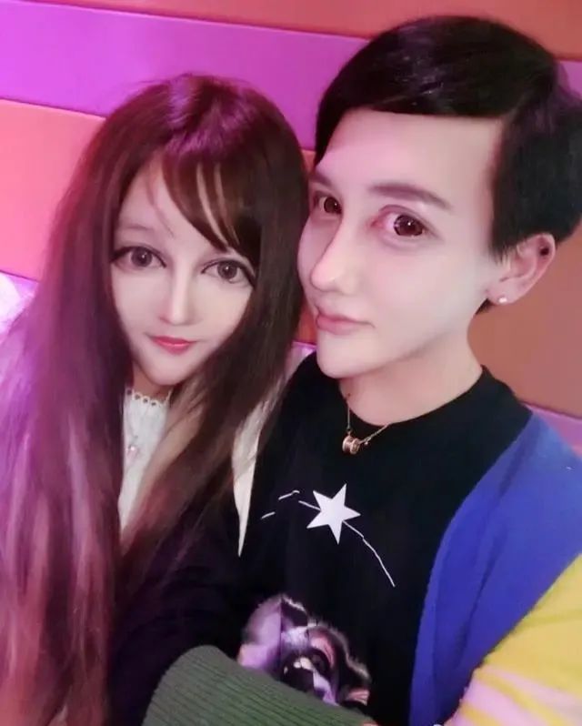 13岁就开始整容,60次手术花100w变"芭比",画风一言难尽
