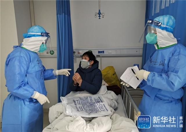 解放军感染病防控专家毛青（左）进入金银潭医院“红区”病房查房（1月31日摄）。新华社发（高涛 摄）