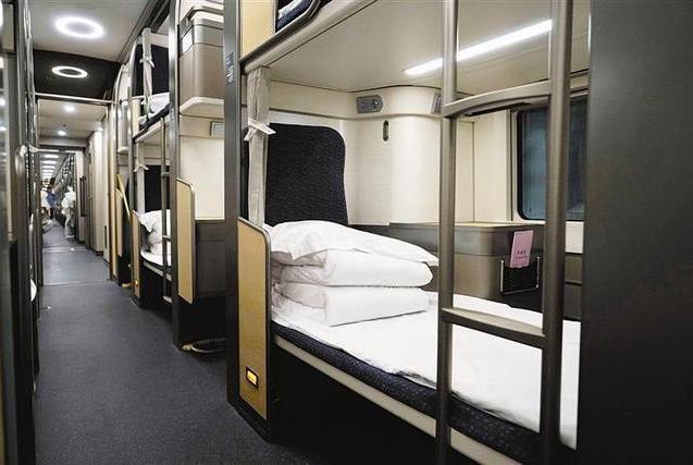 我国首列全卧铺火车,一站直达睡一觉就到了,乘客:就像流动宾馆