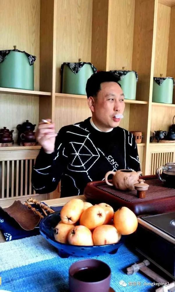 坐车去兰庭十三厨的路上,车不少,人也挺多,但是去餐厅吃饭的人还是不