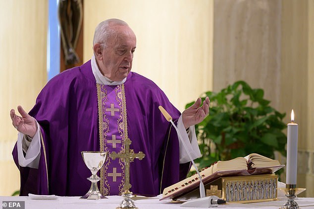 意50名神父死于疫情频繁入病房安慰患者将呼吸机让给年轻病人