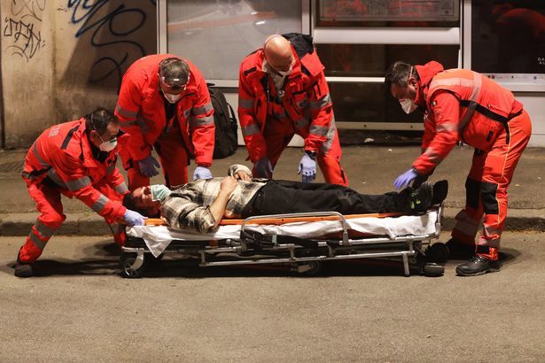 意大利冠状病毒感染者躺在街上不省人事医院已经到了崩溃的边缘