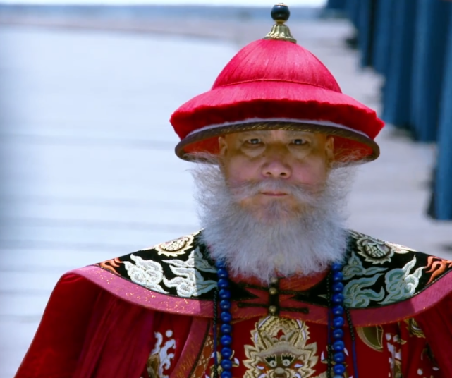 她是鳌拜的义女,康熙的第二任皇后,一生位尊而不受宠