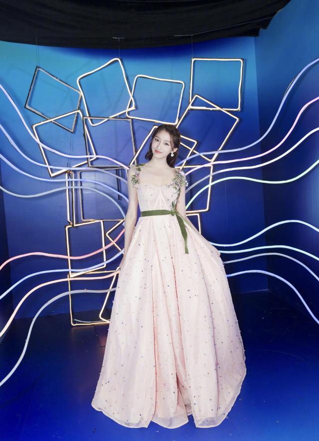 关晓彤皇冠裙美炸天宫廷风性感唯美一般人穿不来