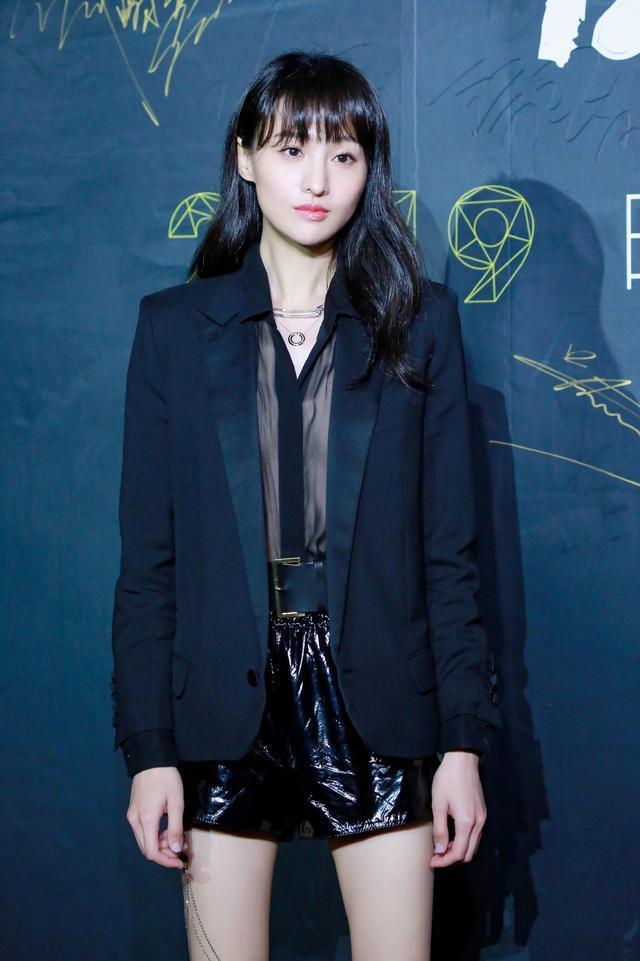 郑爽单身后穿衣太大胆!西装内搭透视衫大秀"漫画腿",身材绝了