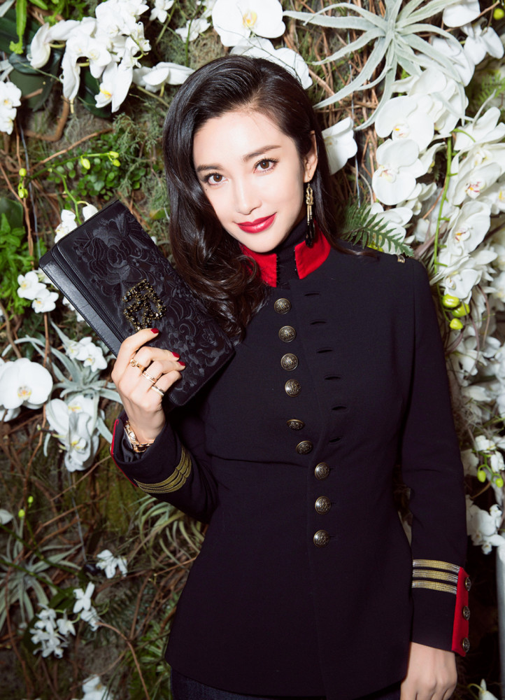 帅男友不在身边 李冰冰穿军装皮靴"攻气"十足