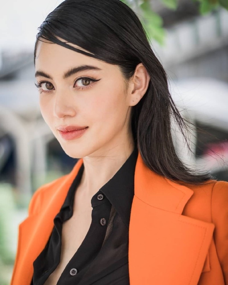 她是泰国女星mai穿透视衬衫配橙色呢子大衣明艳不失性感