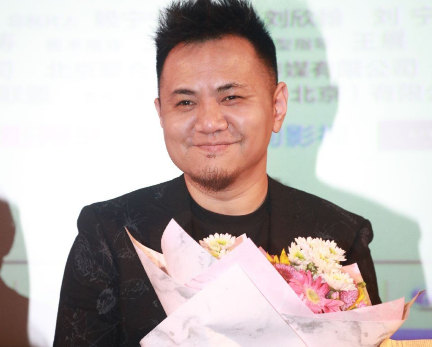 他曾与谢娜合作拍戏被骂最丑蛤蟆精今42岁成实力派导演