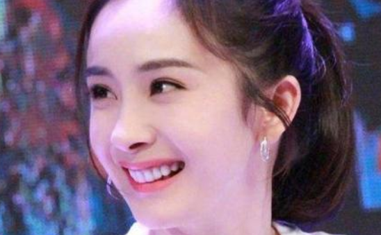 谁说杨幂笑起来不好看?论微笑只服杨幂,标准"月牙笑"仅此一家