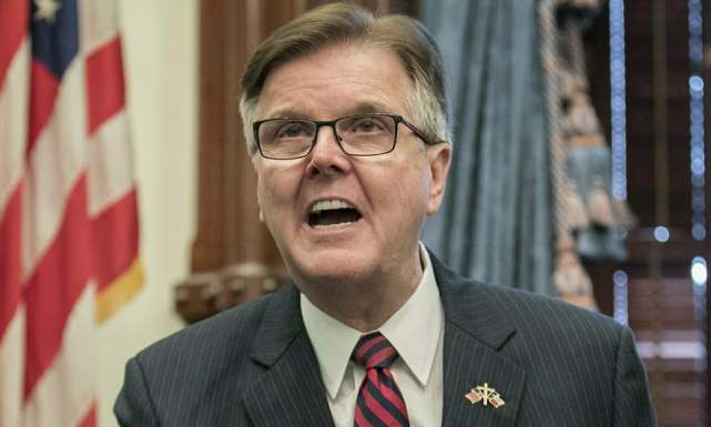 中,现年69岁的德克萨斯州副州长丹·帕特里克告诉主持人塔克·卡尔逊