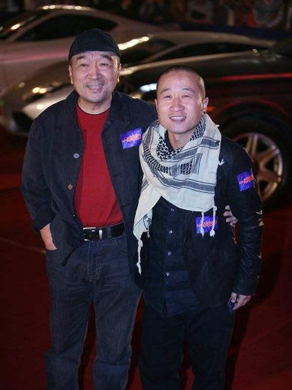 有一个漂亮的老婆,老婆陈燕琳也是一个演员,长得很漂亮,两人的年龄