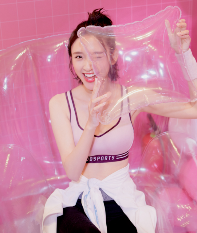 被唐艺昕美到了!穿"小学生背心"走秀,终于懂张若昀娶她的原因