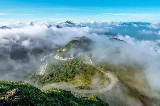 广东位于岭南地区，这里的山峰说高也不高，说低也不低，没有三山五岳那么壮