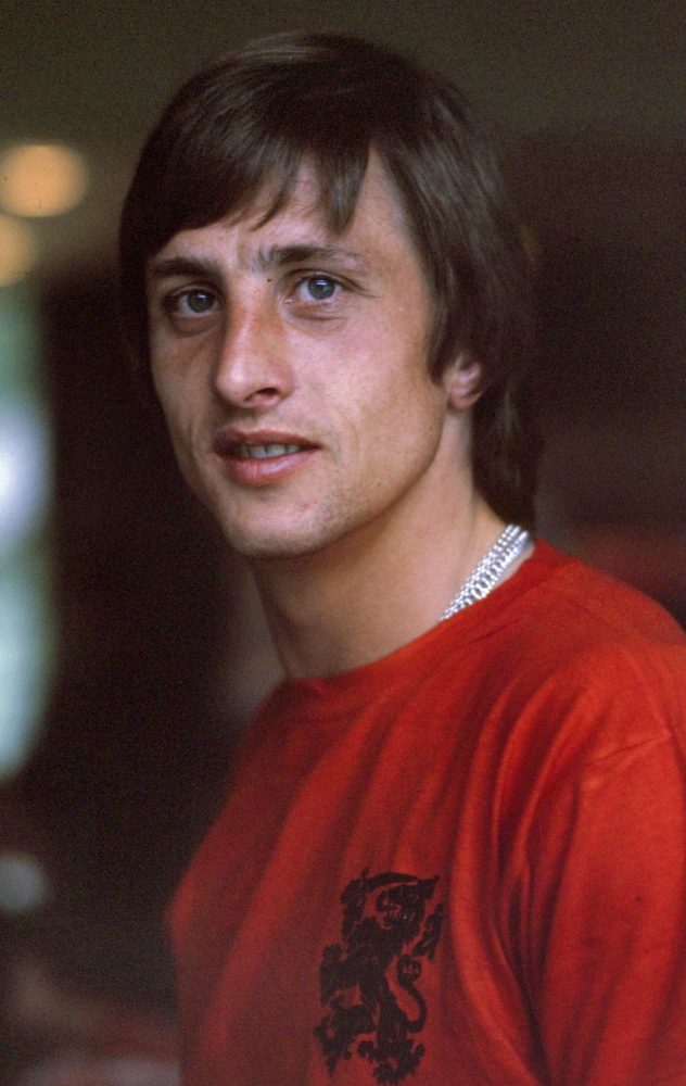 追忆克鲁伊夫:一己之力颠覆足坛战术理念 4年前今天转身告别