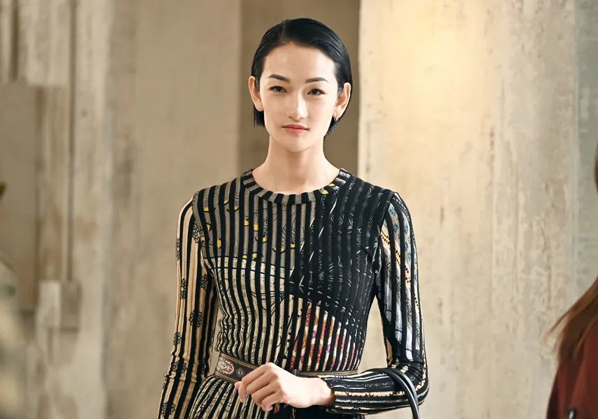 自然而然迷上了由名模富永爱扮演的美食杂志主编一出场就气场全开,每
