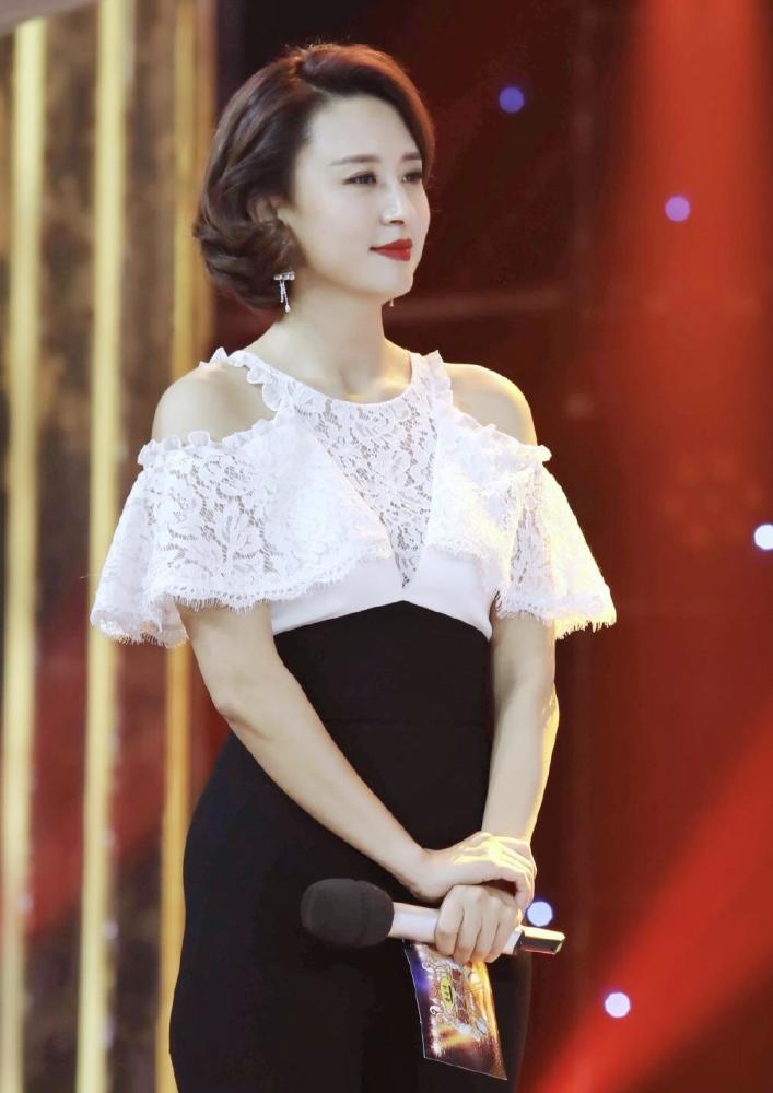 著名主持人"张蕾"太美了,摩卡波波头搭配西服套装,干练知性