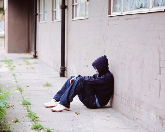 摄图网靠墙静蹲的正确姿势1,背靠墙,双足分开,与肩同宽,逐渐向前伸,和