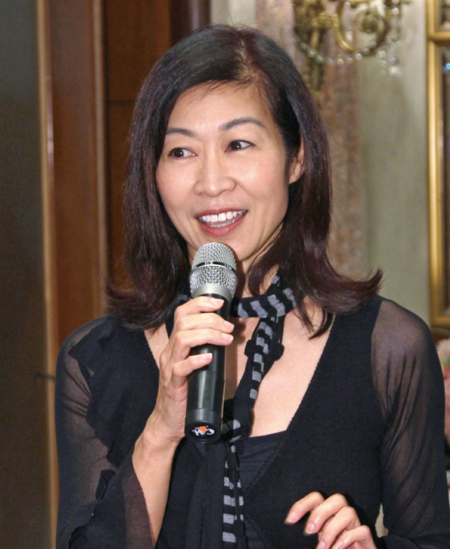 tvb主持半年没工作宣布离巢,感叹裁人是大势所趋,自己没有留恋