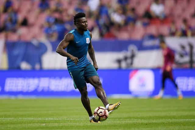 正式回归上海申花老熟人马丁斯现身上海机场