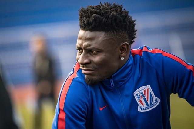 正式回归上海申花老熟人马丁斯现身上海机场