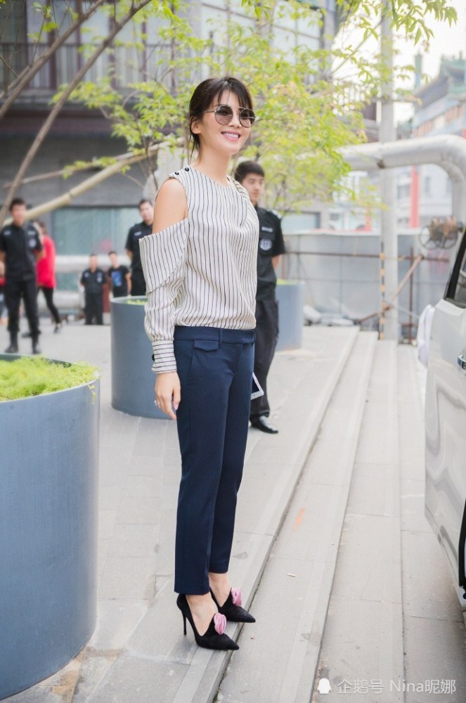 42岁刘涛真有胆量喇叭裤穿出括号臀在家玩倒立娱乐圈少见