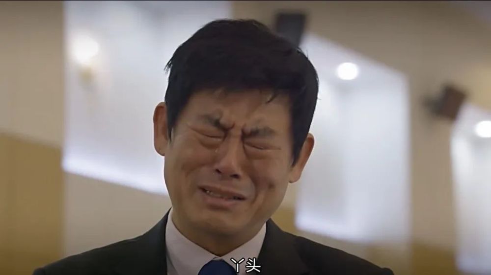 在《请回答1994》里饰演学生,《请回答1988》里饰演金社长的金成钧