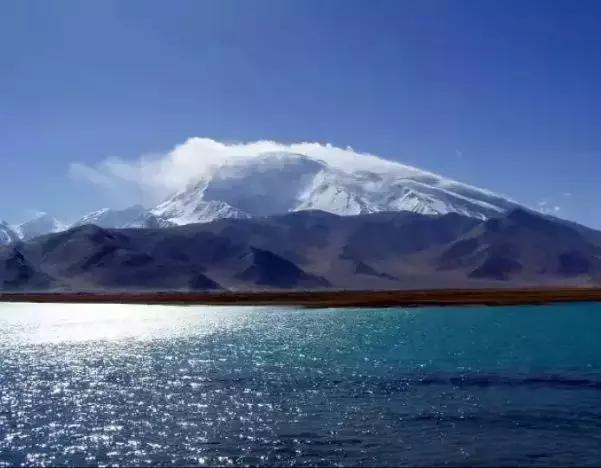 说是成吉思汗可能葬在如今中亚地区吉尔吉斯斯坦的伊塞克湖中