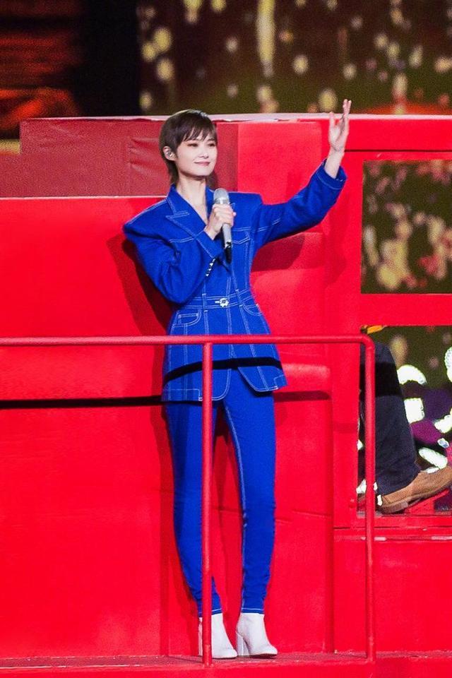 李宇春的穿搭也很吸引大